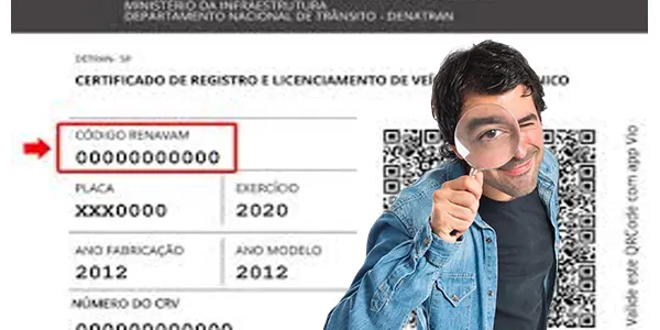 Homem jovem com expressão curiosa usando uma lupa para observar de perto um documento de Certificado de Registro e Licenciamento de Veículo (CRLV), onde o campo "Código RENAVAM" está destacado por um retângulo vermelho e uma seta.